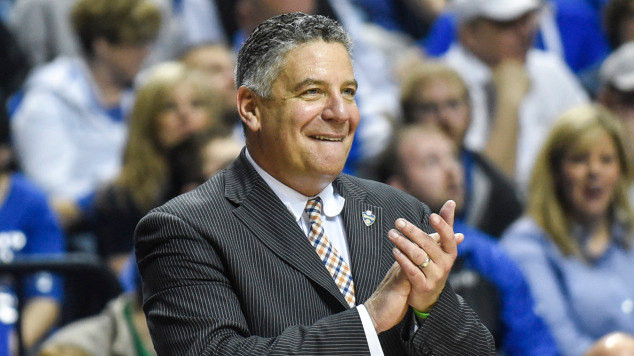 Men's Basketball Signs Solid Class