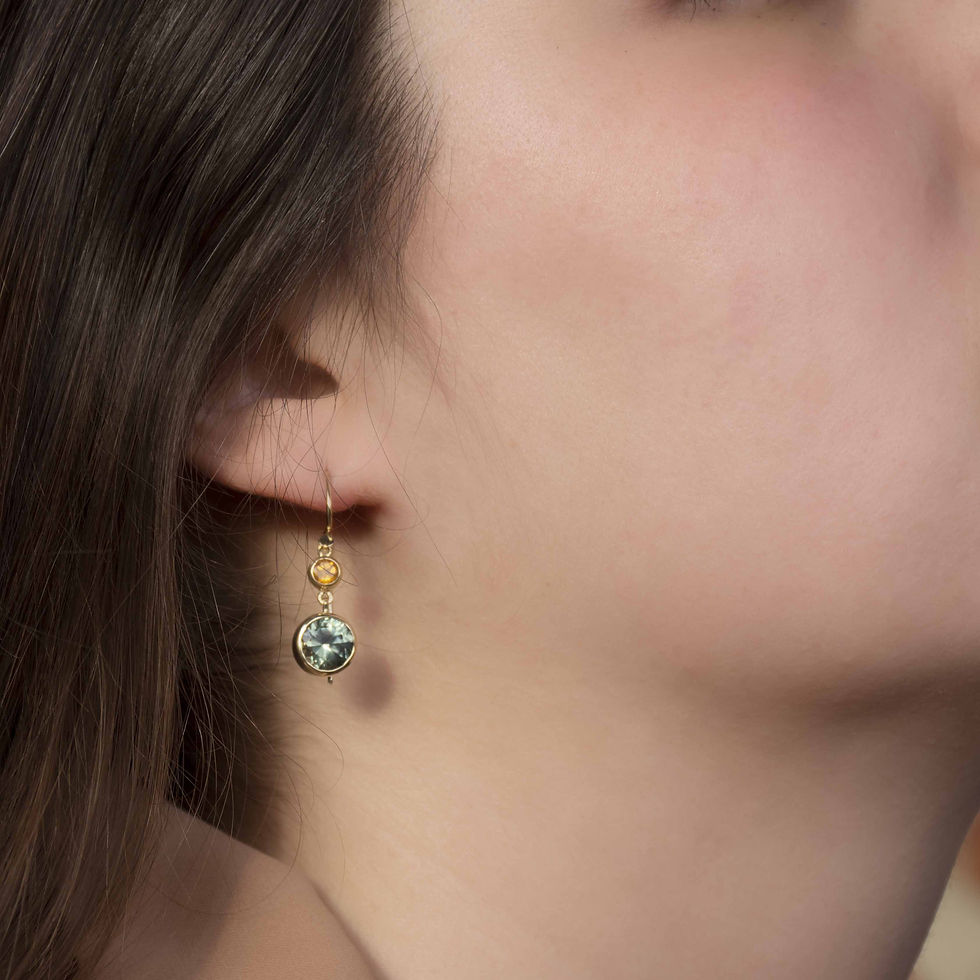 תמונה ממוזערת: עגילים תלויים מזהב 14 קראט משובצים ספינל ירוק וסיטרין