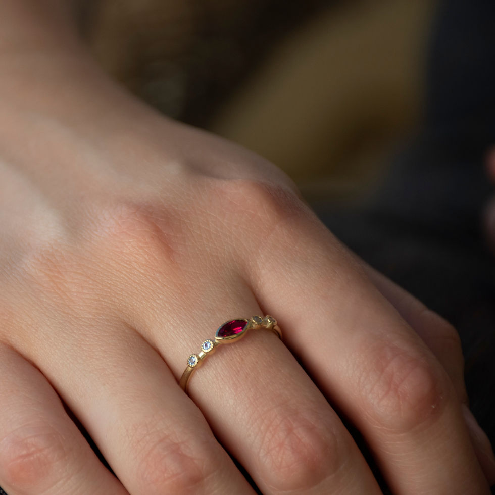 תמונה ממוזערת: טבעת זהב עדינה עם מרקיזה רובי וטופז כחול