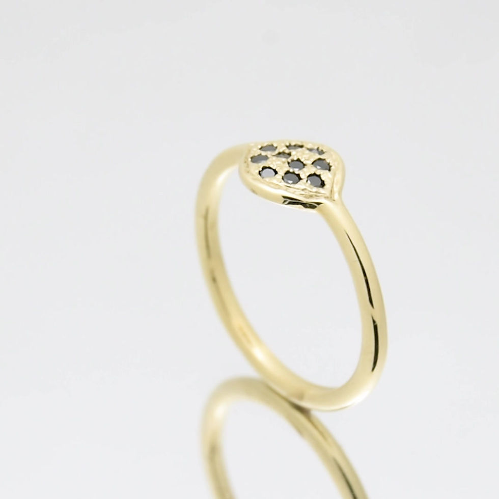 תמונה ממוזערת: טבעת עדינה מזהב משובצת יהלומים שחורים