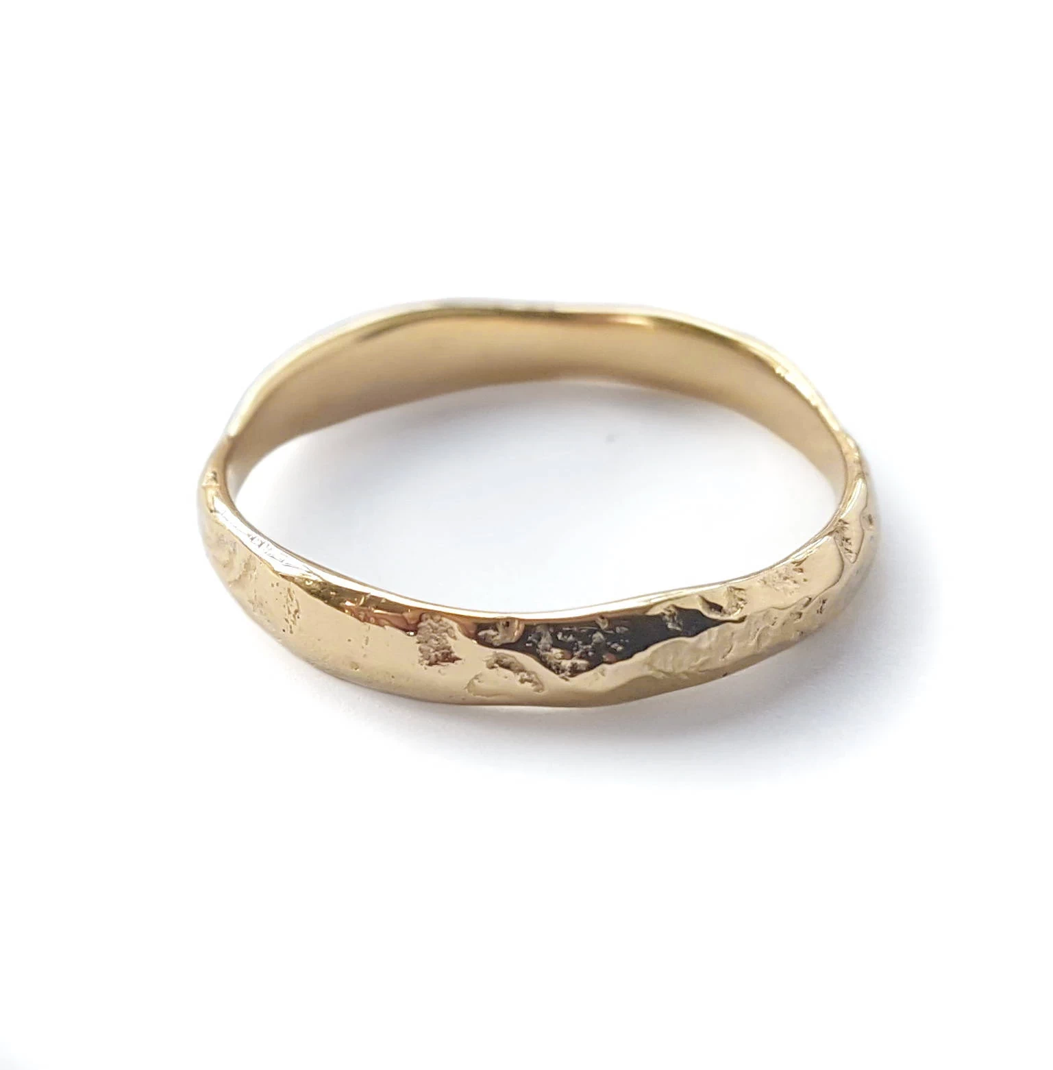 בטבעת נישואין בטקסטורה אורגנית