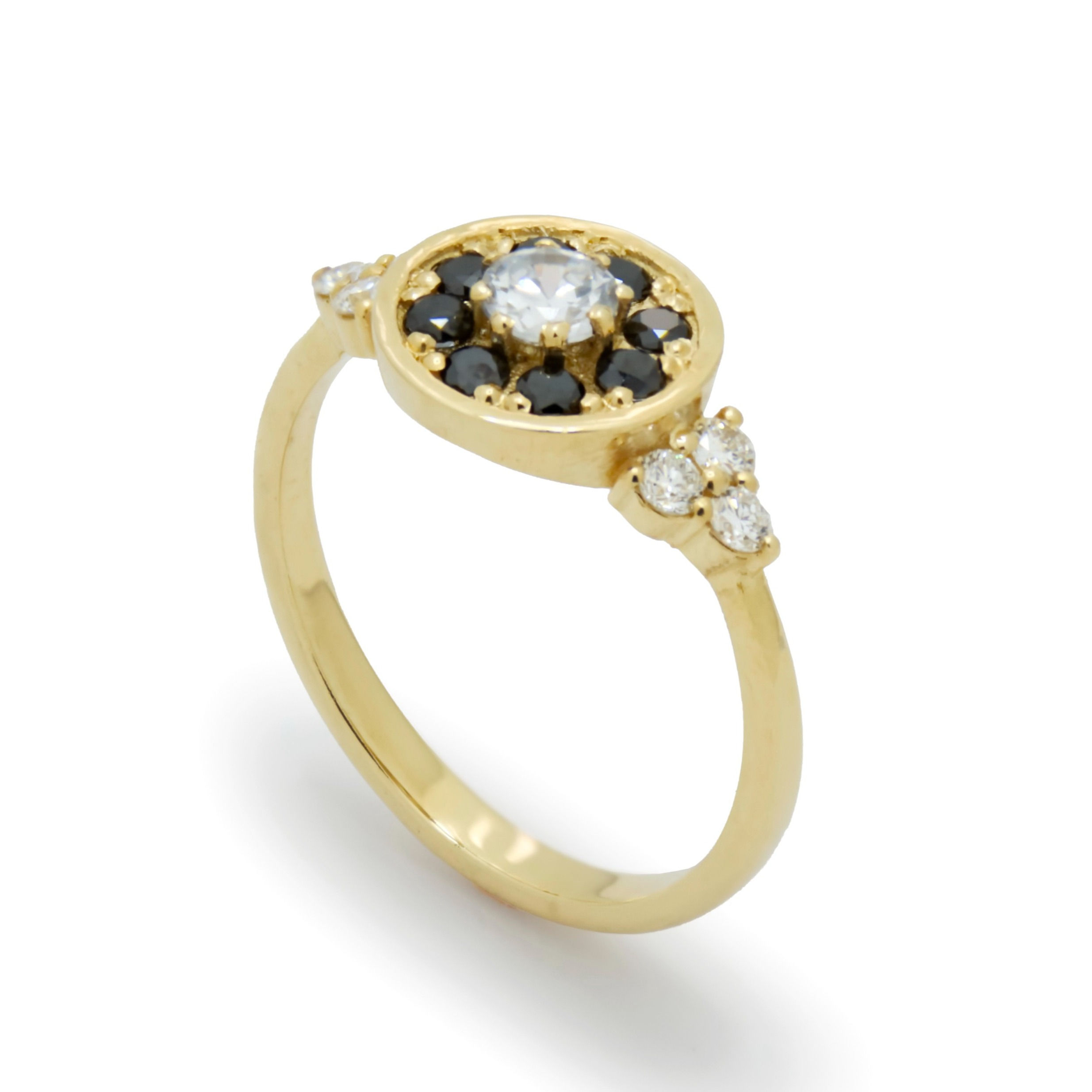 טבעת אירוסין עגולה ויהלומים שחורים ולבנים