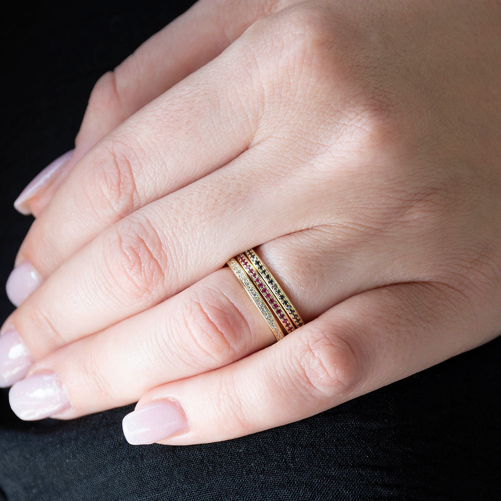 תמונה ממוזערת: טבעת איטרניטי בזהב צהוב ואבני רובי