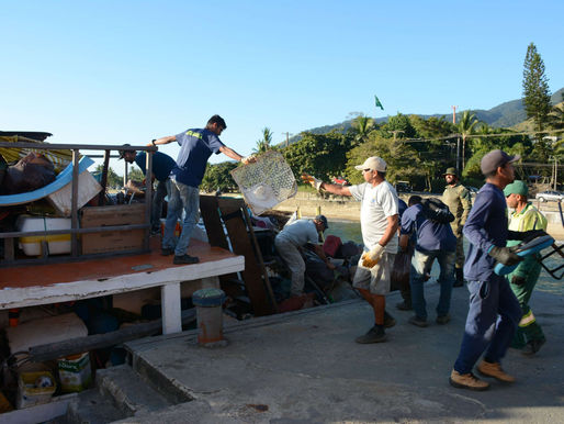 Prefeitura de Ilhabela realiza bota-fora na comunidade do Bonete e retira 9 toneladas de sucatas
