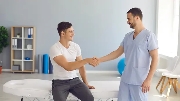 thérapeute_patient_exercice_rehabilitation_réeducation_coach_sportif_personnel_mal_dos_dou