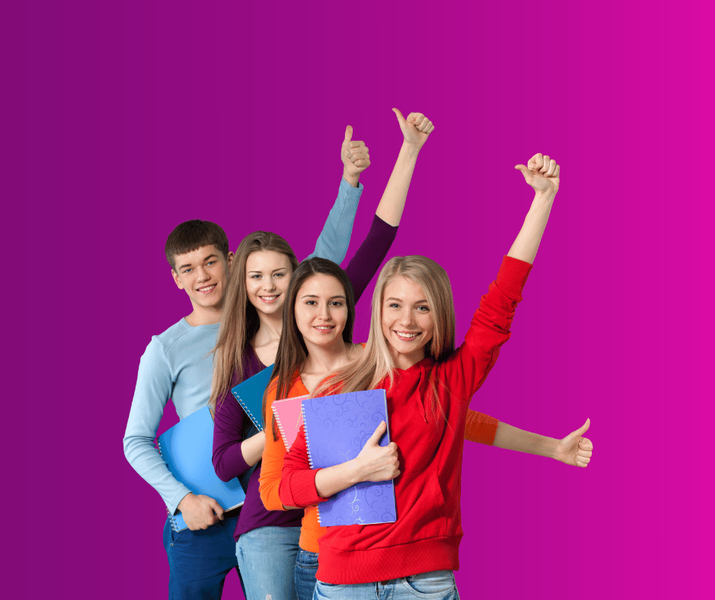 4 adolescents fille et garçon scolarisés en 11H heureux de préparer efficacement leur examen d'admission à l'ECG