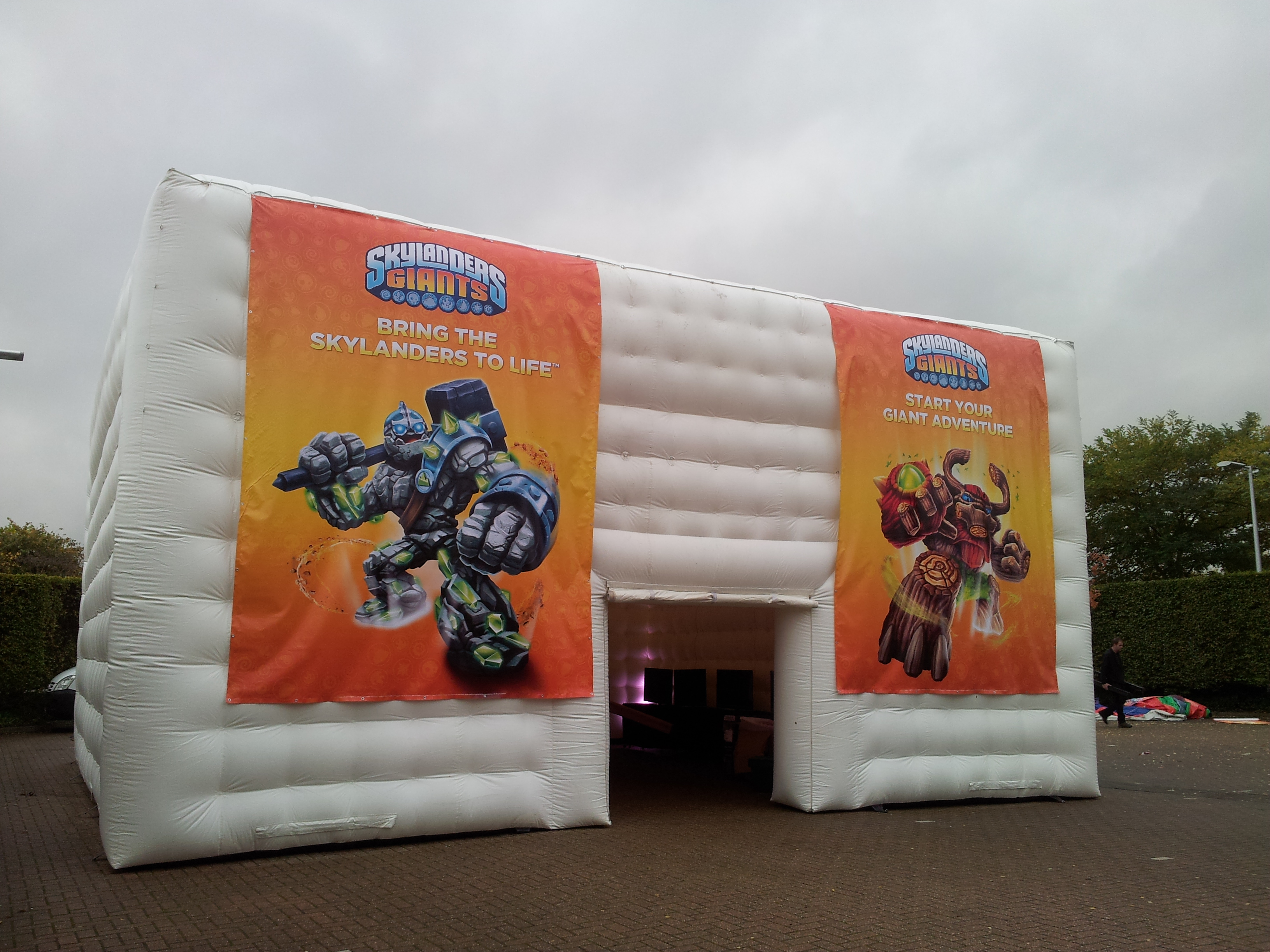 INFLATABLE BUILDING