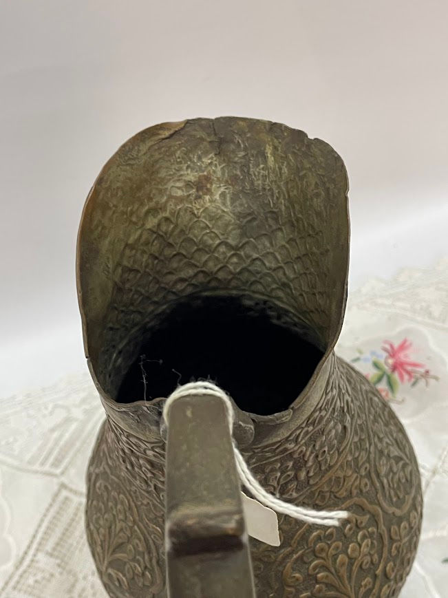 תמונה ממוזערת: כד נחושת עתיק מעוטר בעבודת ריקוע – עבודת יד