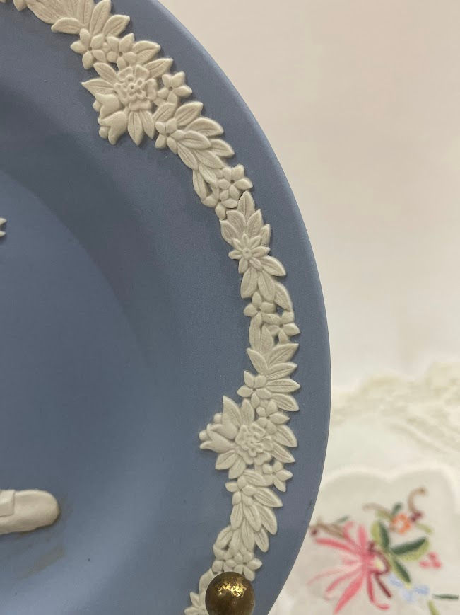 תמונה ממוזערת: צלחת Wedgwood כחולה – Bas-Relief קלאסי | קוטר 17 ס״מ