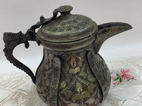 השפעה קשמירית בעבודת המתכת – קומקומים חרוטים מהמזרח