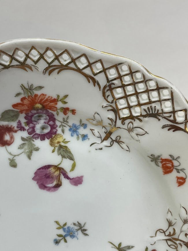 תמונה ממוזערת: צלחת פורצלן וינטג׳ מעוטרת פרחים ושפת תחרה זהב – קוטר 20 ס״מ