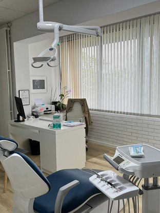 Cabinet dentaire avec équipements modernes espaces de soins pratiques et professionnel