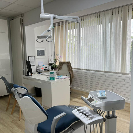 cabinet dentaire moderne avec aménagement optimisé et espace de soins pratiques et professionnels