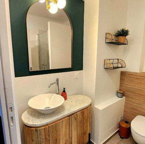 toilettes rénovée dans un style moderne avec une touche de couleur et de recherche original 
