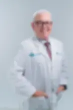 Médico en el pasillo del hospital