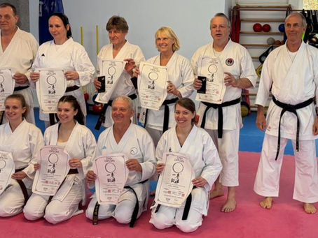 "kurz & bündig": zehn gut gelaunte Graduierte im Gaios-Dojo