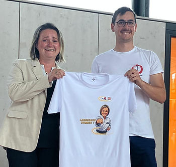 Daria Henning und der 1. Vorsitzende vom FC Langen, Abteilung Karate, Markus Unseld