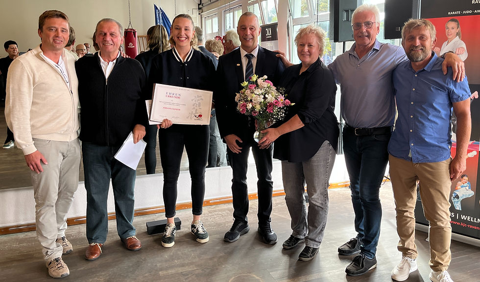Gruppen-Bild mit zwei Damen (von links): Prof. Dr. Lazar Boskovic, Rainer Wenzel, Johanna Kneer, Anton Klotz, Gabi Klotz, Reinhold Mosch (2. Vorsitzender KJC Ravensburg) und Tobias Hübner (1. Vorsitzender KJC Ravensburg)