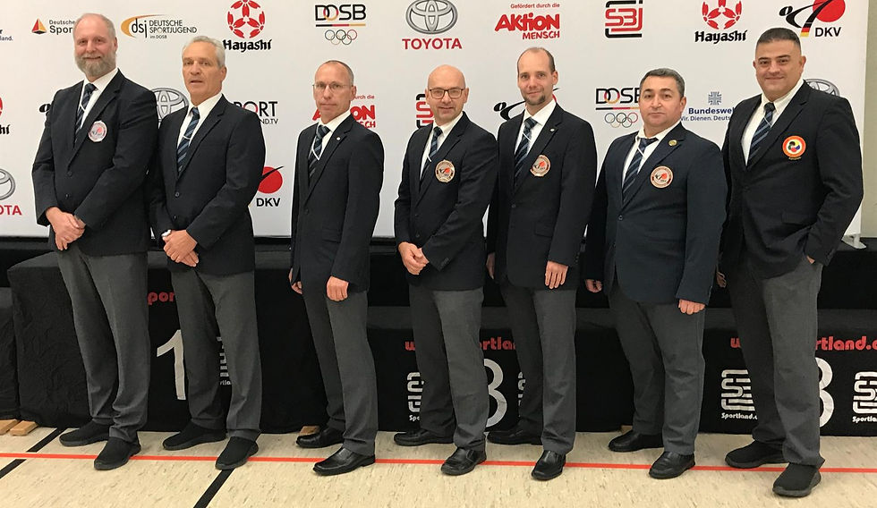 Die "Verdener Sieben": Oliver Benz, Georgios Argiriadis, Olav Büttner, Adi Gulczynski, Ricardo Pfordt, Chalak Alatrushi und Adem Divrik (von links)