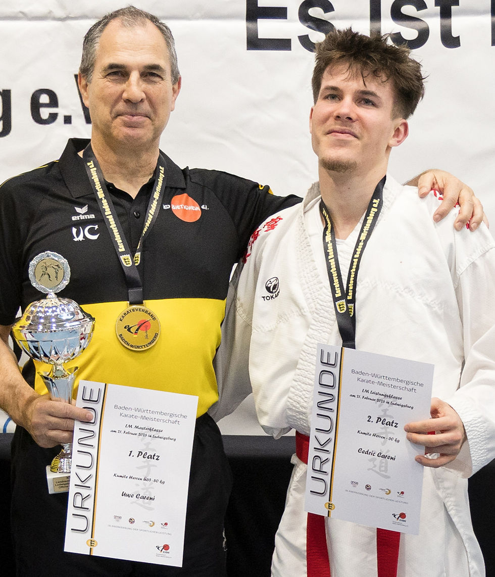 Uwe und Cedric Careni mit Trophäe und Urkunden