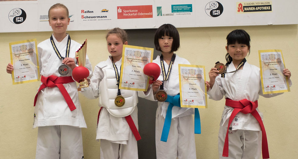 Das Podium im Kata-Einzel der Mädchen: Hannah Bailer, Nyke Idler, Wanxin Li und Vivian Lian (von links)