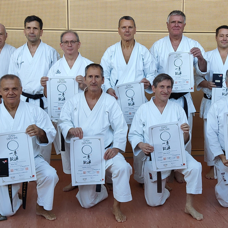 13 Jukuren freuen sich über gelungene Shotokan-DAN-Prüfung