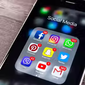 El gobierno de Carney está pensando "seriamente" en bloquear las redes sociales para los jóvenes