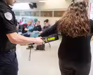 Cuchillos, escopetas a plomo, martillos: decenas de armas incautadas en hospitales