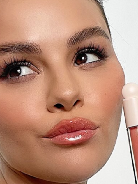 Selena Gomez lance une nouvelle gamme de gloss pour Rare Beauty 