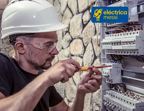 Electricista de Eléctrica Messi trabajando en cuadro eléctrico.
