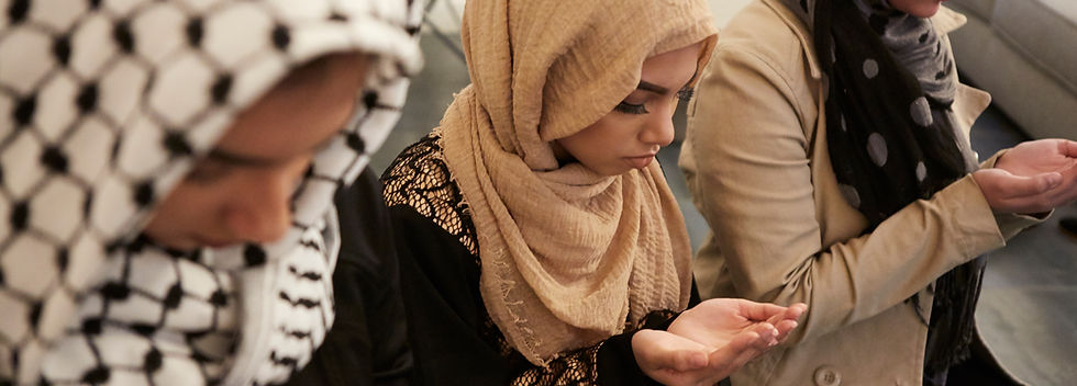 filles Praying