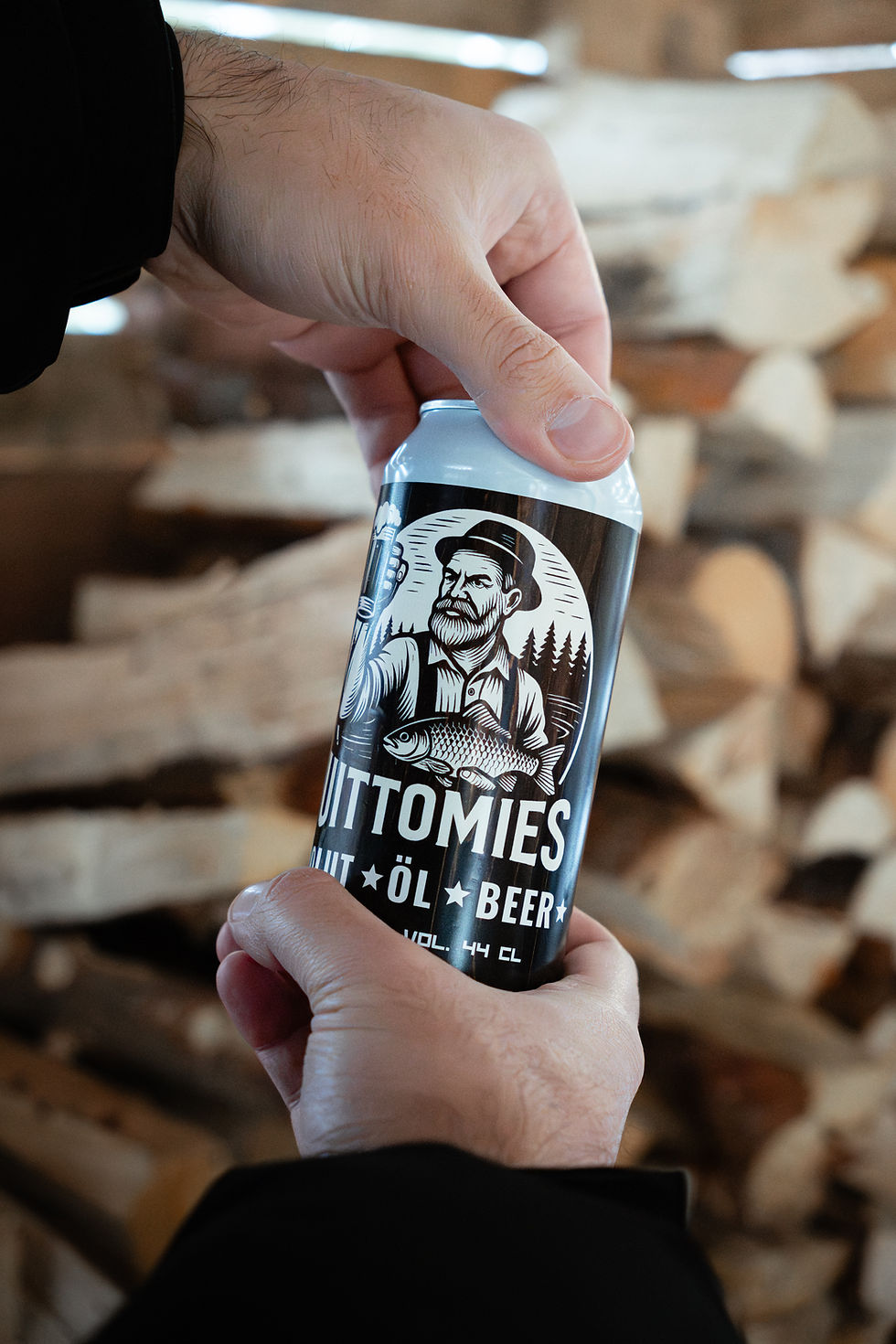 Uittomies Private Label -oluttölkki kädessä