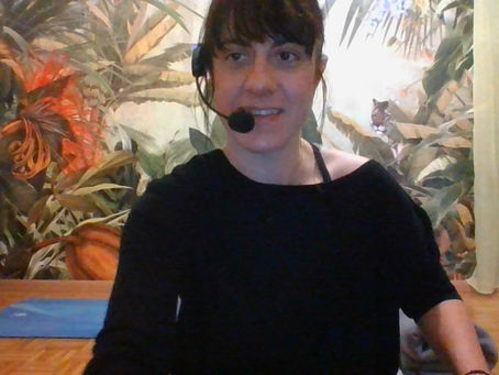 Pratica Yoga rigenerante di respirazione e rilassamento per chi lavora in smartworking.