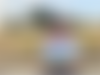 Gilly Hill holding her en plein painting