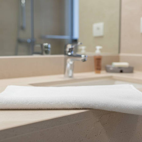 otel el havlusu ring, 50×90 cm ölçüsünde ve 275 gr ağırlığında, yumuşak dokusu ve yüksek emiciliği ile otel banyoları için ideal.