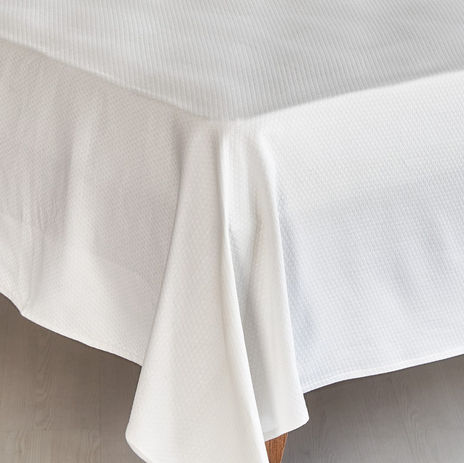 Otel ve ev kullanımı için ideal olan bu pike, dama hasır desen dokuması ile şık ve modern bir görünüm sunar. 3 mm ve 7 mm kare detaylarıyla estetik bir tasarıma sahip olup, hafif yapısı sayesinde yaz aylarında serin, kış aylarında ise konforlu kullanım sağlar. Dayanıklı dokusu uzun ömürlü kullanım imkânı sunarken, kolay yıkanabilir özelliği ile hijyen ve pratiklik sağlar.