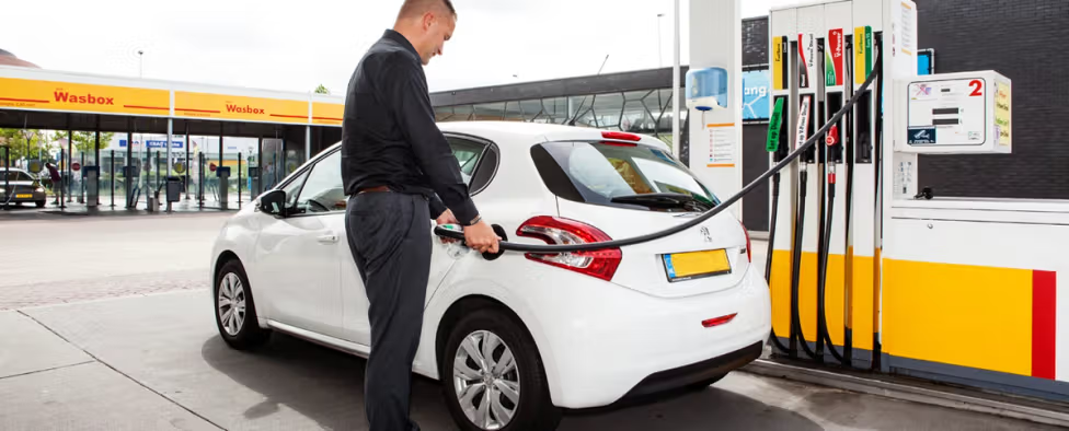 Tanken doet pijn, prijzen tikken €2,54 aan en blijven stijgen.