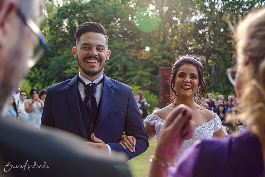 NOIVOS SORRINDO NO CASAMENTO (1).jpg