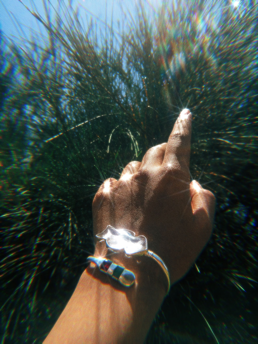 bracelet en forme de lémurien fait en argent massif 999.9 et orné de pierres semi précieuses dont les couleurs reflètent les couleurs du drapeau national de Madagascar.