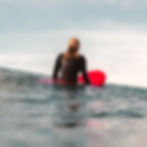 femme sur un surf attendant la vague