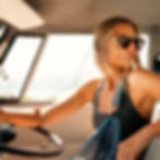 femme au volant d'un camion