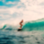 femme surf une vague