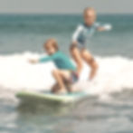 enfants surf une vague