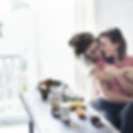 couple femme font un calin