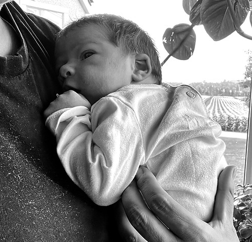 femme bébé dans les bras