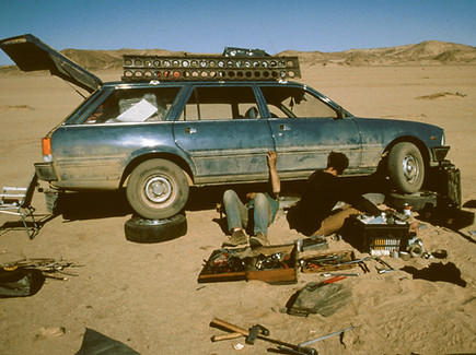peugeot 505 , Atelier réparation en plein désert du Sahara.