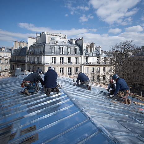 u2739828919_couvreur_travaille_sur_une_toiture_zinc_toute_neu_3f6a4397-bc9a-4c08-9e9c-1888