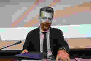Ο Υφυπουργός παρά τω Πρωθυπουργώ, Αρμόδιος για τον συντονισμό του Κυβερνητικού Έργου Άκης Σκέρτσος που θεωρείται ο εμπνευστής της ιδέας για την ΑΜΚΕ Μάτι Ξαναζώ. (EUROKINISSI/ ΣΤΕΛΙΟΣ ΜΙΣΙΝΑΣ)
