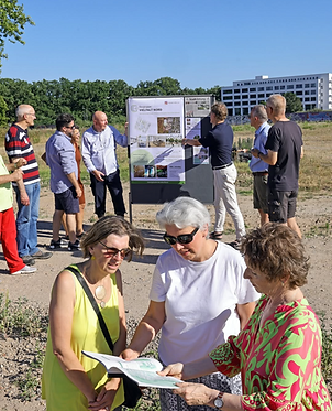 Damen am Baufeld in Karlsruhe