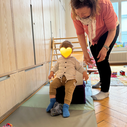 Kind rutscht und hat Spass in Kinderbetreuung